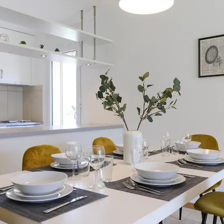 Ideally Located In Apartament *